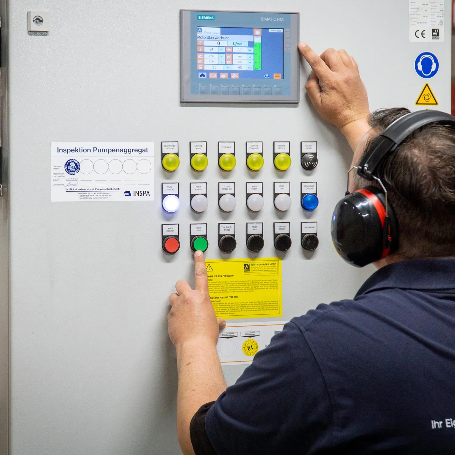 Prüfung einer Elektroverteilung durch einen GM-Süd-Techniker