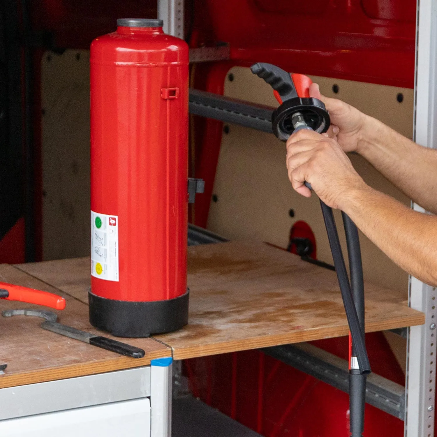 Praktische Übung mit dem Feuerlöscher bei der Brandschutzhelfer-Schulung