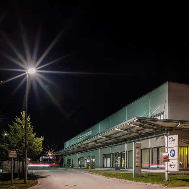 Beleuchtetes Gewerbeobjekt bei Nacht